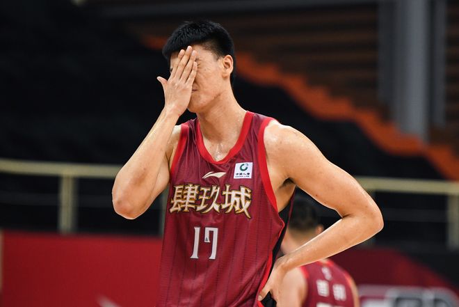 包含滇池金雕队对阵中原雷霆队，举重预选赛惊险晋级，内线统治篮板——防线高度稳定的词条